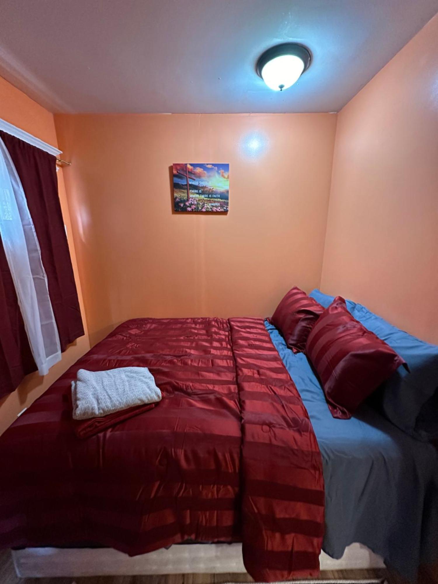 Fidellia Iron Room, Queen Bed Minutes From Newark Liberty International Airport And Newark Penn Station Экстерьер фото